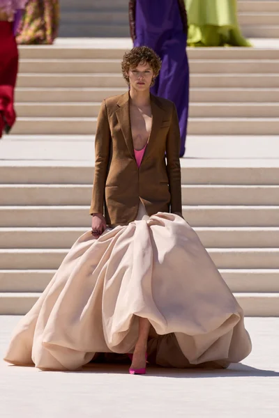 Look 16